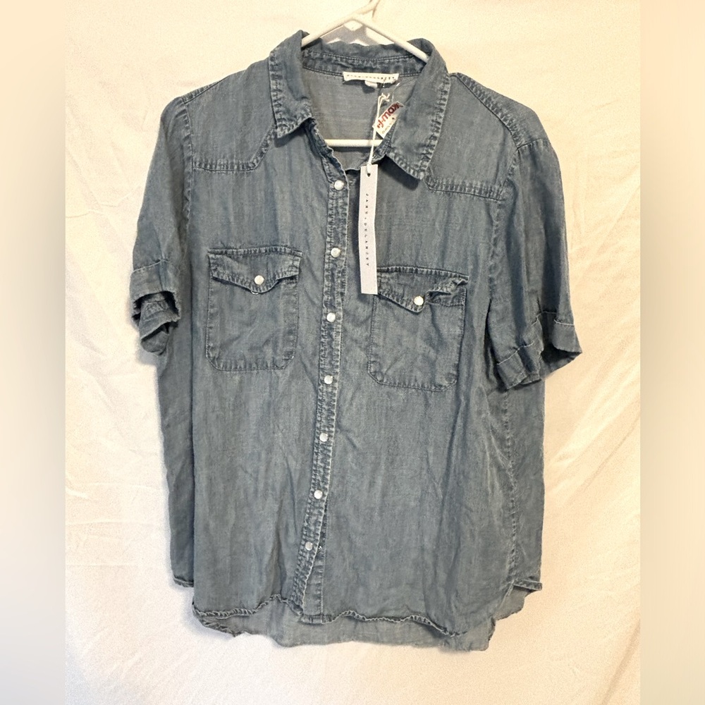 Super cute button up blouse NWT Large